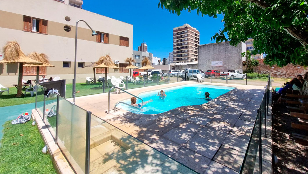 Piscina con agua climatizada